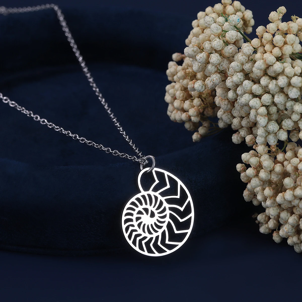 Kinitial Geometrische Nautilus-Spiral-Anhänger-Halskette für Damen, Edelstahl, Muschelkette, Schnecken-Halsketten, Schmuck