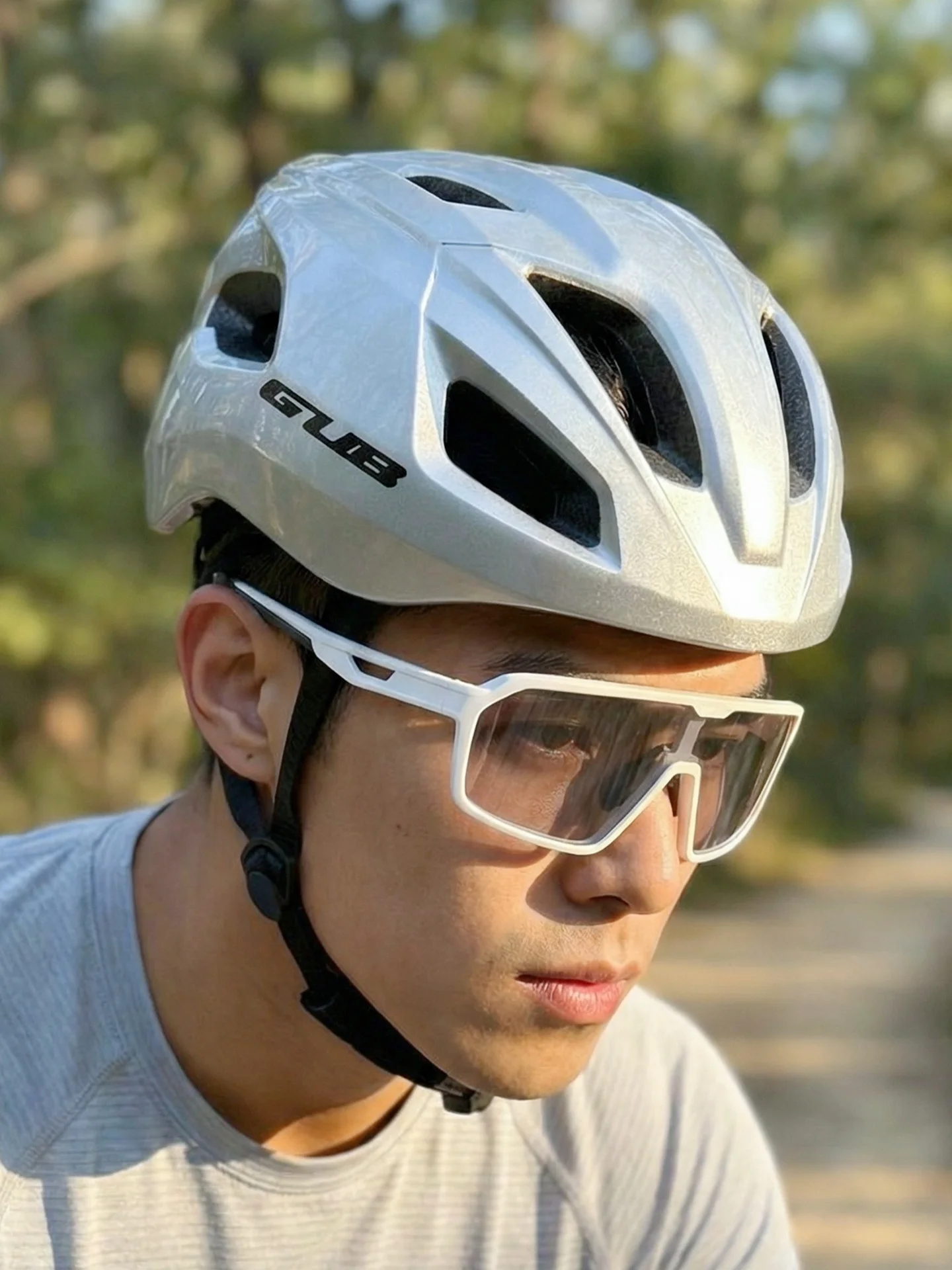 Capacete de Ciclismo Unissex GUB D41 Ultraleve com Moldagem Única para Bicicleta de Montanha e Estrada, Capacete de Segurança com Ventilação Respirável e Onze Furos