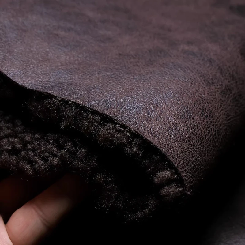

Темно-красный кофейный цвет, потрескавшаяся замшевая композитная ткань из овечьей шерсти, зимняя интегрированная меховая и кожа с добавлением тепловой ткани для куртки