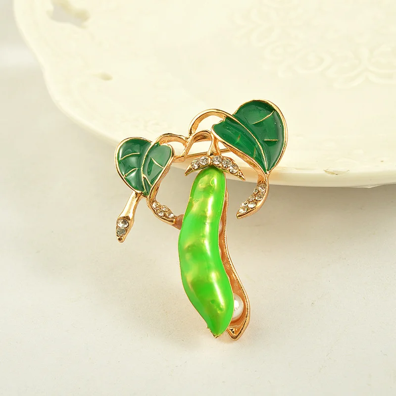 Broches creativos de cápsulas de guisante de aceite de goteo verde para mujer, broche de fruta y verdura con diamantes de imitación de dibujos animados, regalo de joyería informal