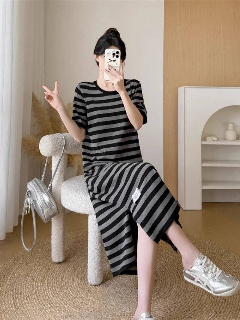 Korte Mouwen Gestreepte Gebreide Jurk Voor Vrouwen Zomer 2025, Mode Nieuwe Luie Stijl Losse Middellange Lengte T-shirt Jurk W510