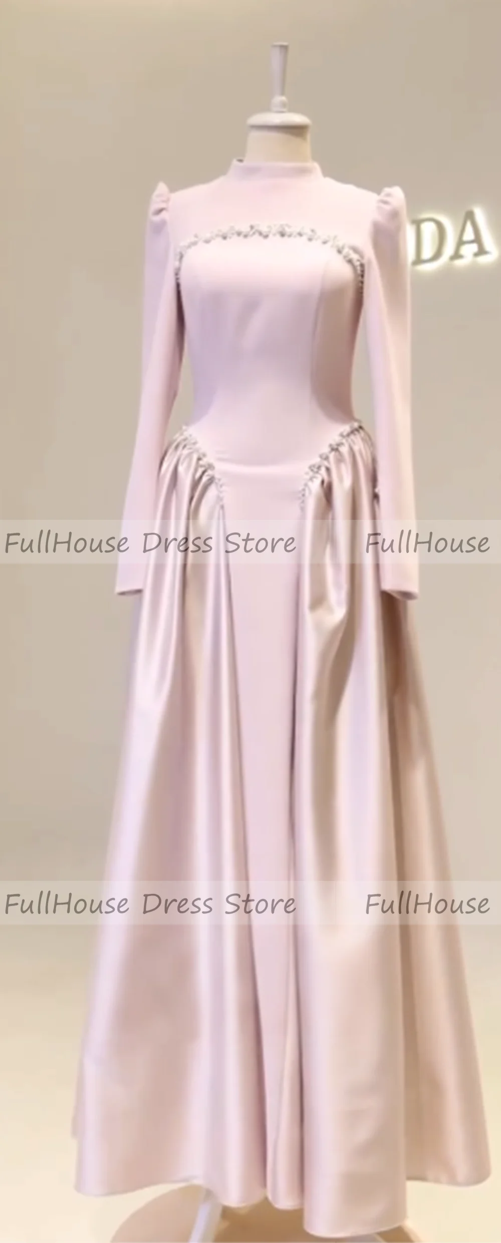 فستان سهرة أنيق مصنوع حسب الطلب برقبة عالية وأكمام طويلة مطوي وغمد ثنيات لؤلؤ مطرز بطول الأرض فستان عربي سعودي