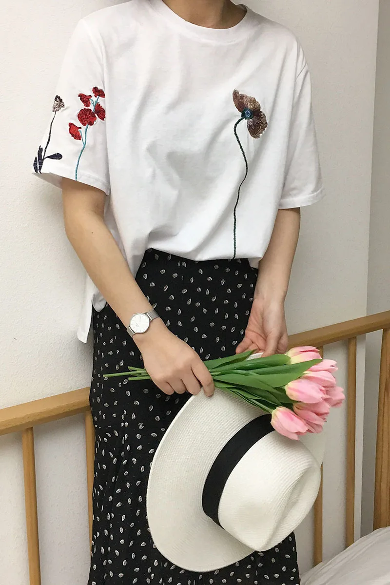 女性用半袖tシャツ,ルーズでカジュアル,花柄の刺繍が施された新しい夏のファッション