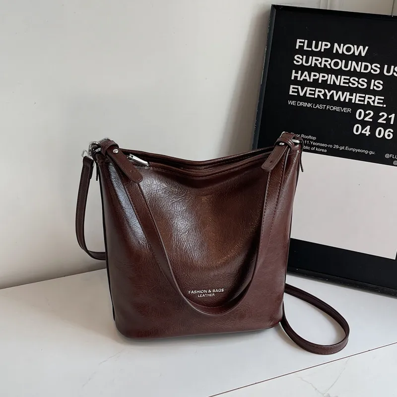 

Women's Black Leather Crossbody Bag - Stylish Bucket Bag, Minimalist Versatile Shoulder Bag for Daily Commute & Casual Outfits