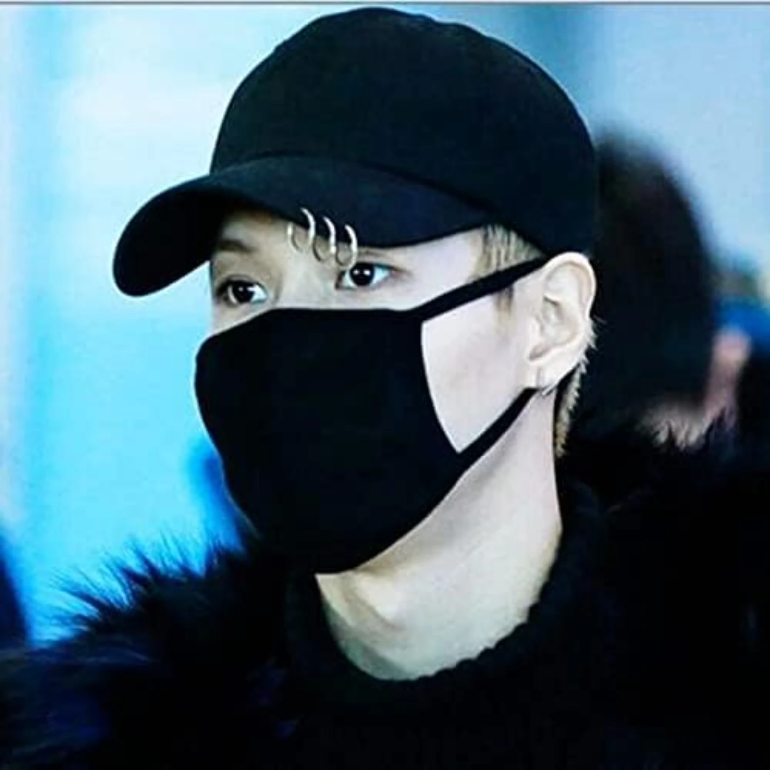 

Уникальная и модная черная бейсболка Kpop Snapback с современным и шикарным дизайном, со стильным и модным декоративным железным рингом.