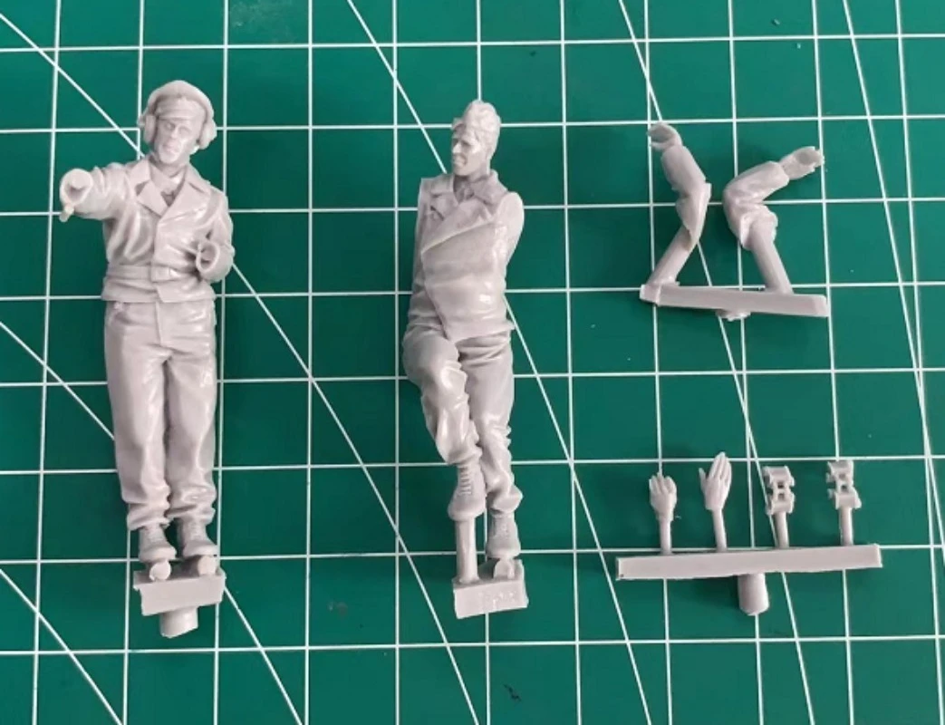 Harzfiguren-Modellbausatz im Maßstab 1:35, Geschichte, militärischer gepanzerter Soldat, 2-Personen-Mikroszenen-Layout, unbemalt, unmontiertes DIY-Spielzeug