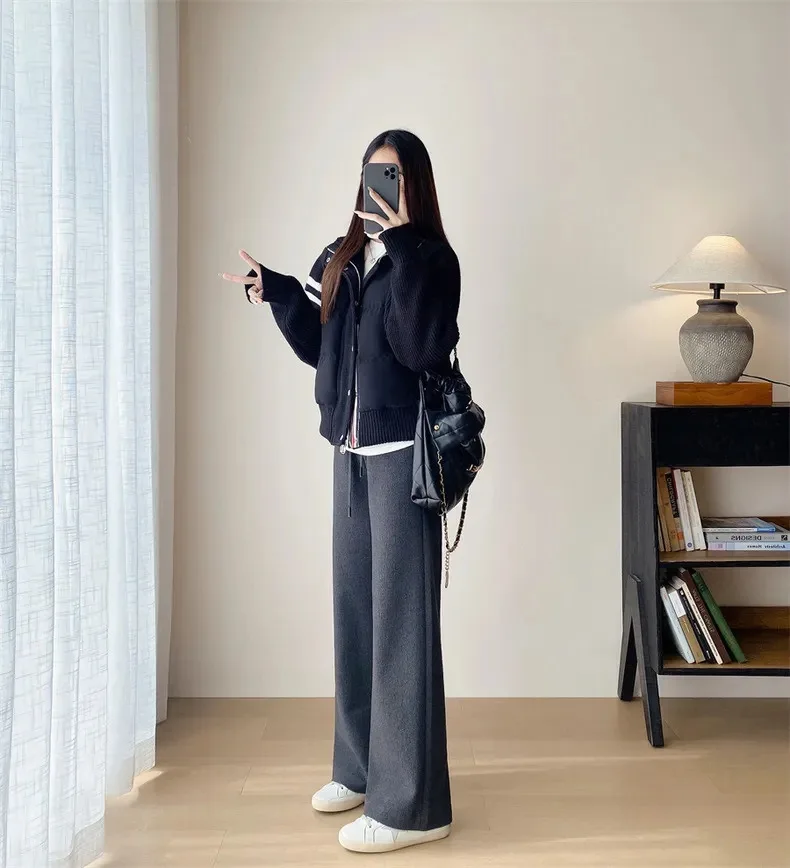 เสื้อแจ็คเก็ตขนเป็ดแบบสั้นสำหรับผู้หญิง ฤดูหนาว 2025 สไตล์เกาหลี ทรงหลวม แขนถักลายสามเส้น แฟชั่นเสื้อคลุม