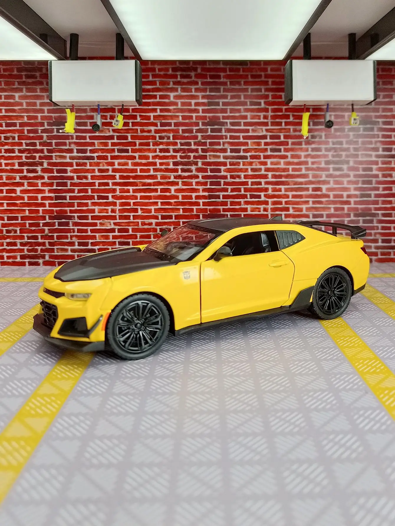

1:24 Camaro Alloy Diecast Metal Bumblebee Sports Car Model Sound & Light Toy Collection Of Hobby Decorative Fine Gift
