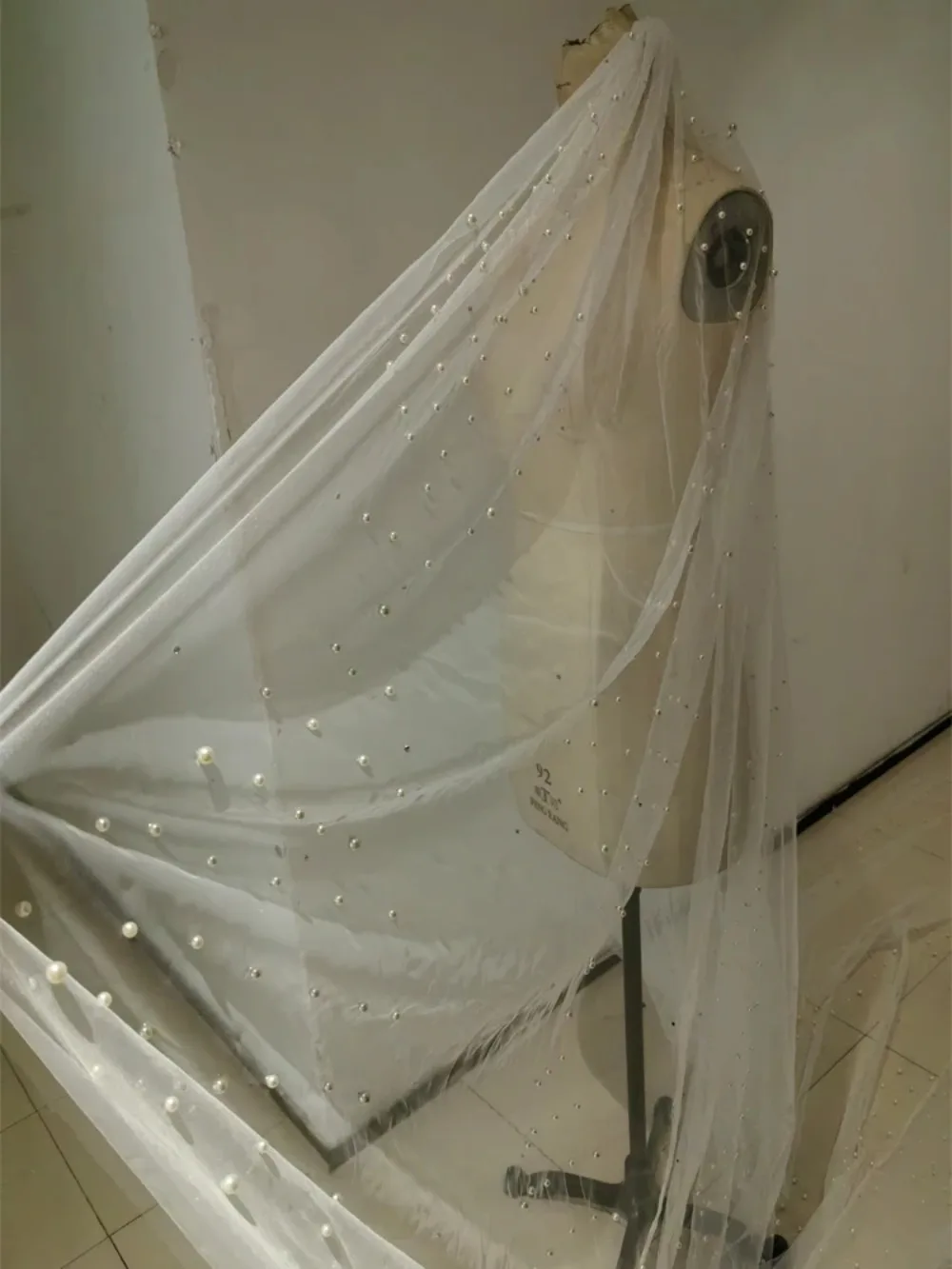 اللؤلؤ طرحة زفاف فاخرة طويلة كريستال مطرز حجاب الزفاف 1T حجاب حفلات الزفاف مع مشط 300*400 مخصص