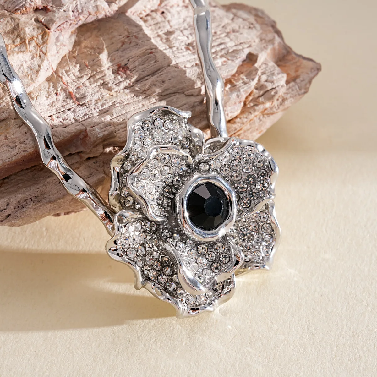 Exaggerated Flower-Embedded Diamond-Inlaid Necklace Cross-Border Unique Lockbone Chain Light Luxury High-End Simple Jewelry