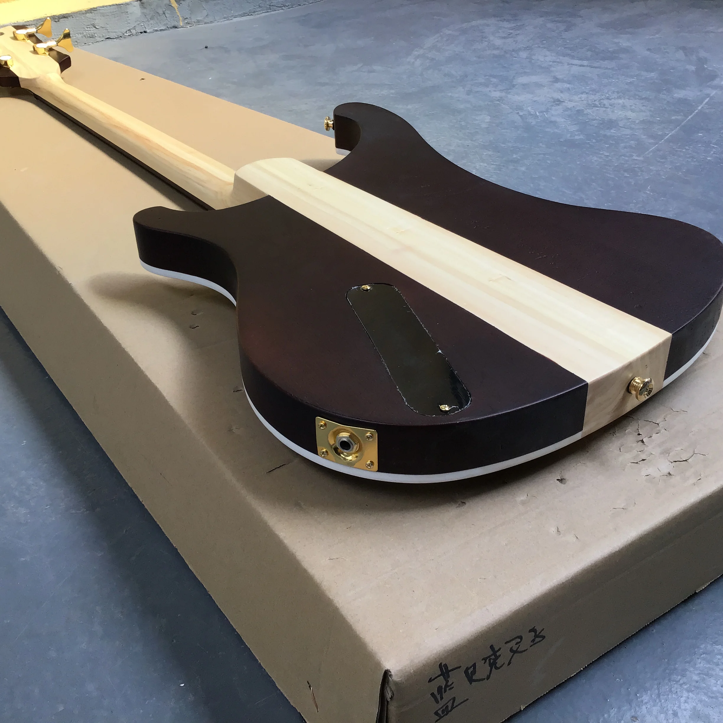 Gitarrenfabrik Hochwertiger 4-saitiger E-Bass, Holzschnitzerei, anpassbar, erfekte Ton, hochwertiges Holz, auf Lager