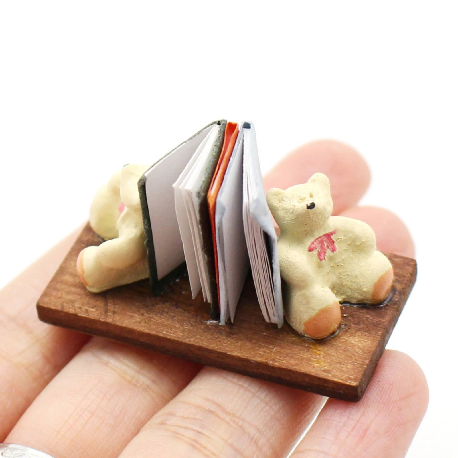 Estantería para Casa de Muñecas con Base de Madera, Exhibidor de Libros con Diseño de Oso, Decoración de Biblioteca en Miniatura, Libros Pintados para Casa de Muñecas, Fácil de Decorar
