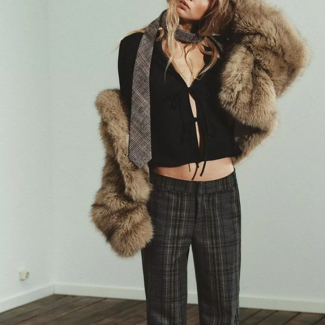 เสื้อผ้าผู้หญิงมาใหม่สำหรับฤดูใบไม้ร่วงและฤดูหนาว ผ้ากำมะหยี่แฟชั่น พร้อมเข็มขัด ทรงหลวม ผ้าโพลีเอสเตอร์ แขนยาว คอปกคลาสสิก