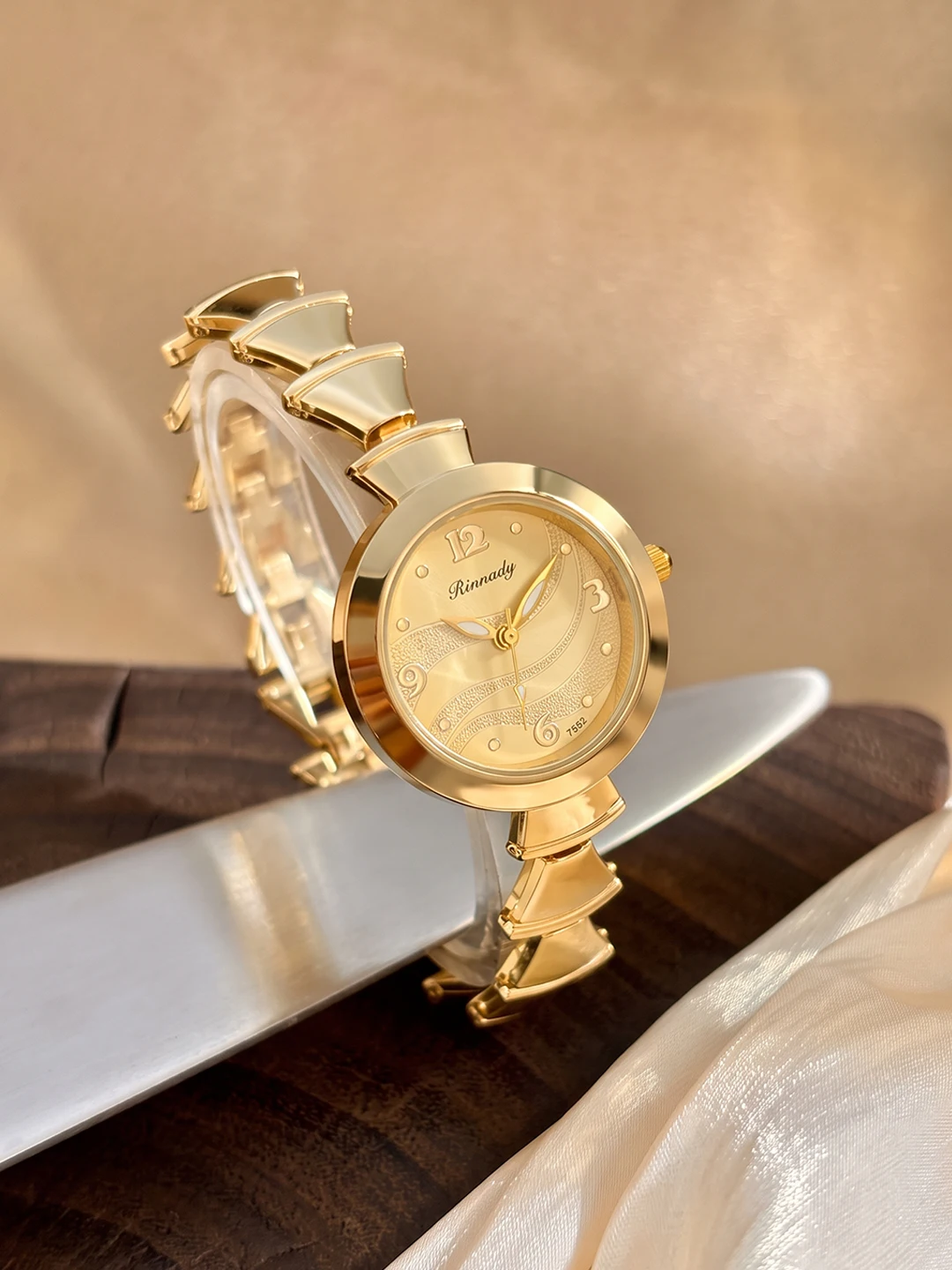 Retro Premium Circular Dial Mini Fan-Shaped Band Watch for Woman