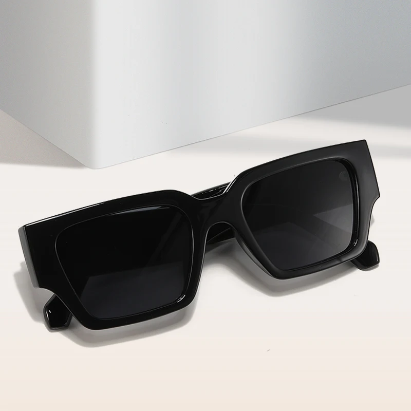 1 par de óculos de sol quadrados com armação pequena impressa moda feminina óculos de sol modelo ao ar livre óculos posando