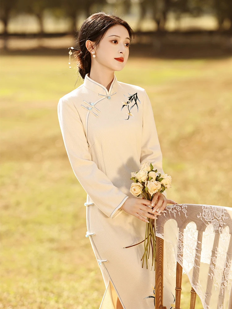 

Китайское традиционное свадебное платье-ципао с длинными рукавами и вышивкой, белое, для женщин, осенне-зимняя мода
