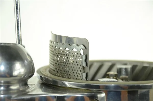 Автоматическая машина для измельчения трав Настольный тип с непрерывной подачей Молоток для измельчения трав Пульверизатор 20 кг/час