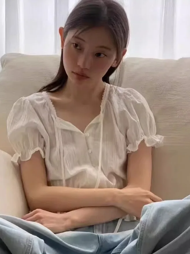 Csa Fena Coreana de Manga Curta com Renda, Design Moderno, Nova Coleção de Verão, Manga Bufante, Top Antienvelheciment...