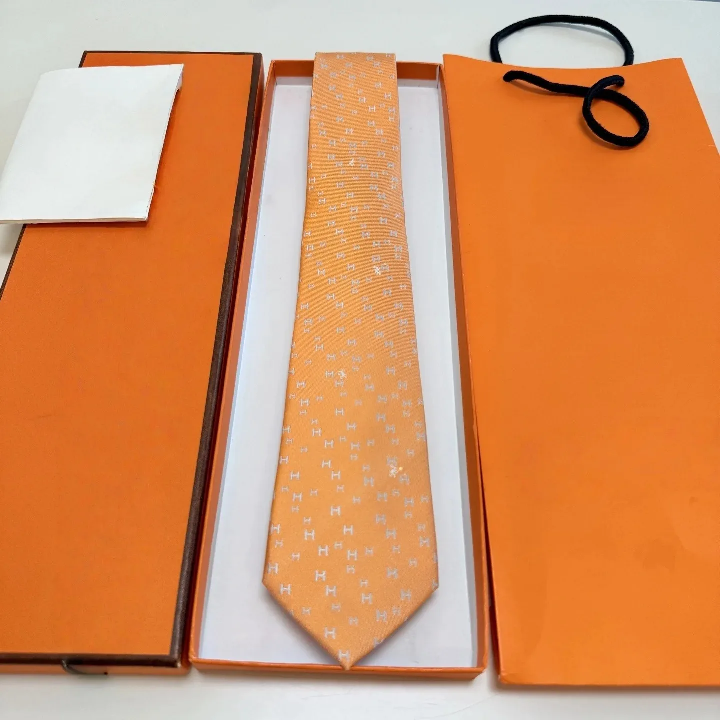 cravates-de-marque-de-luxe-redefinissant-le-style-polyvalent-adaptees-a-tous-les-tenues-charme-minimaliste-personnalise-fabriquees-a-la-main-cadeau-parfait