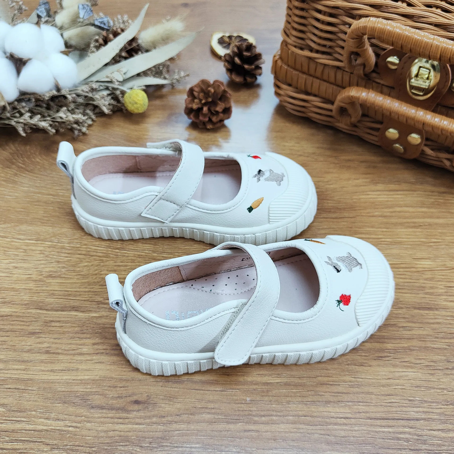 Petites chaussures blanches brodées pour filles, respirantes, en cuir, pour enfants, nouvelle collection été 2024