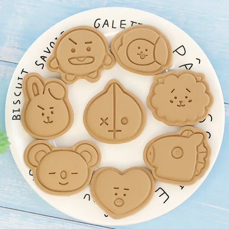 8Pcs/set Cute Cookie Cutters Plastic 3D Cartoon Pressable Biscuit Mold Cookie Stamp Kitchen Baking Pastry Bakeware Tools