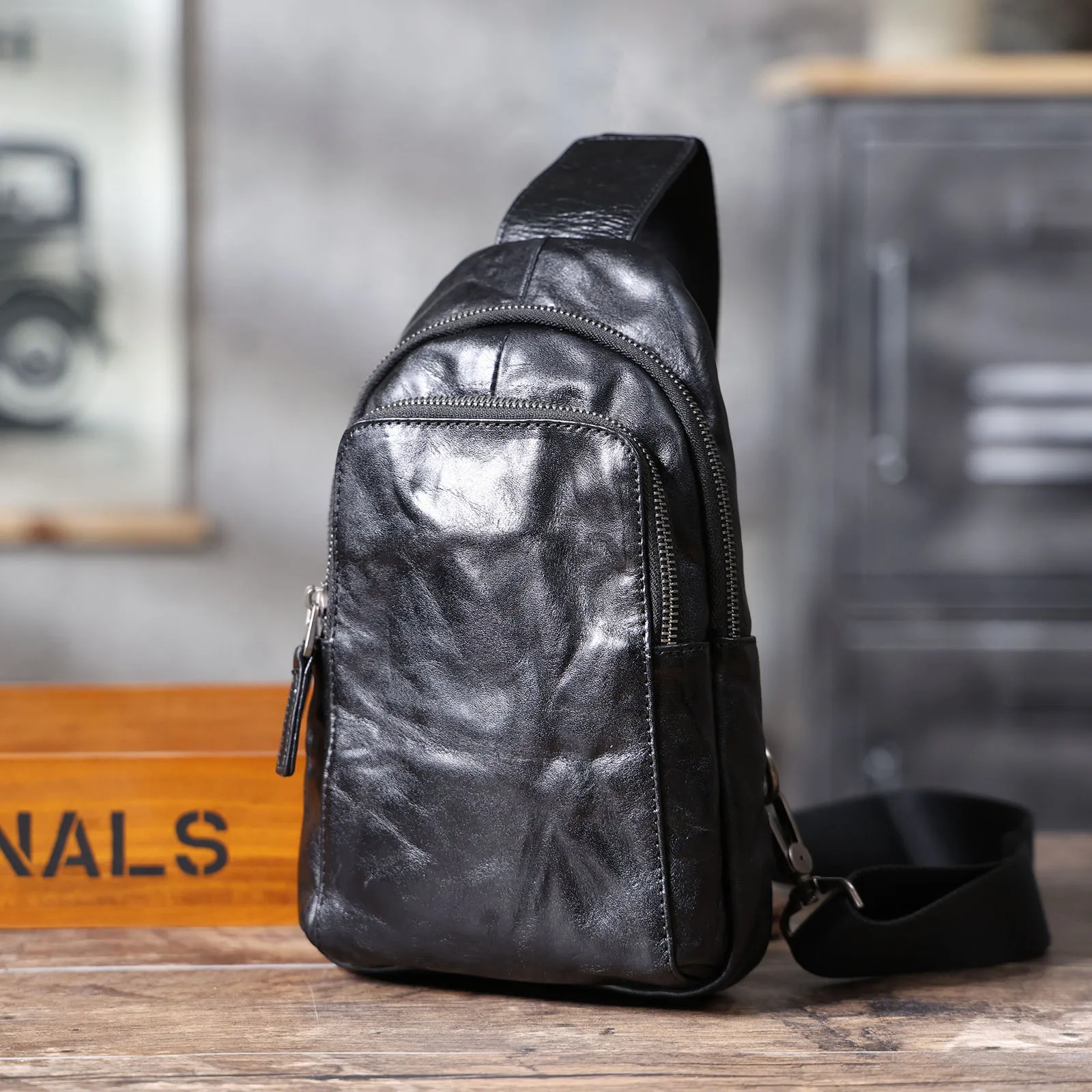 Echte Leder-Brusttasche für Herren, Casual-Umhängetasche aus Rindsleder, Modische Handyhülle, Pflanzlich gegerbtes Leder, Mini-Modell – Detail 9