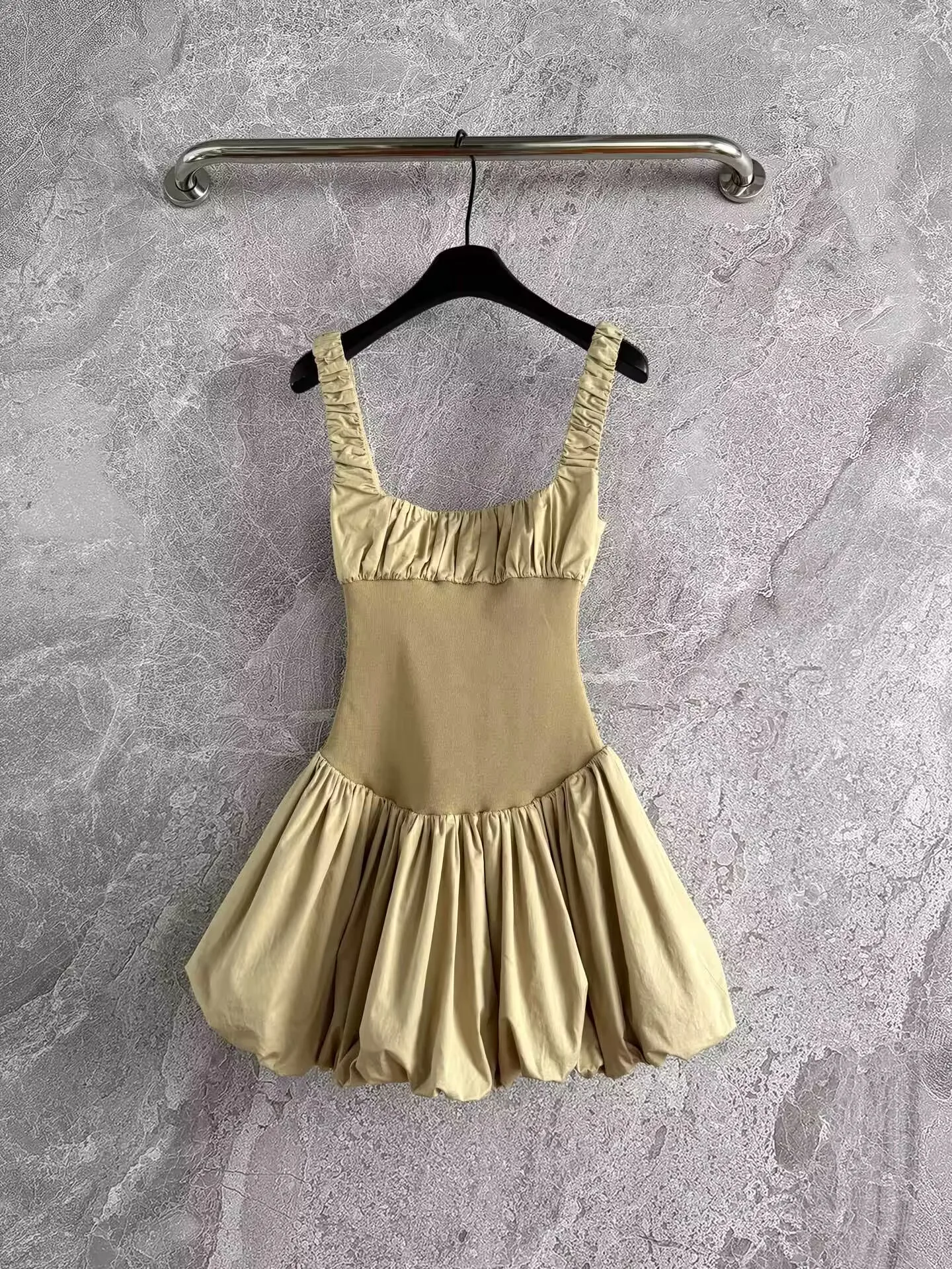 Lato 2025 damska plisowana kamizelka sukienka kwadratowy kołnierzyk bez rękawów jednokolorowa moda codzienna Mini szata