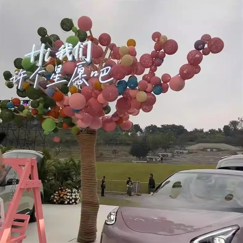 Shopping mall holiday atmosphere layout red braided wool ball tree Internet celebrity scene to build beautiful decorative orname