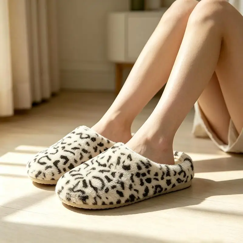 Fashion Leopard Faux Fur Indoor Slippers Women Winter 2026 Soft Flat Heel Warm Plush Home Slippers Plus Size Women Furry Slides