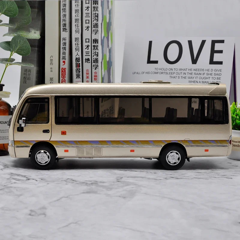 Die Casting 1:24 Scale Toyota Coaster Bus Simulation Alloy Bus Model Metal Toy Gift Children\'s Hobby Souvenir Collection