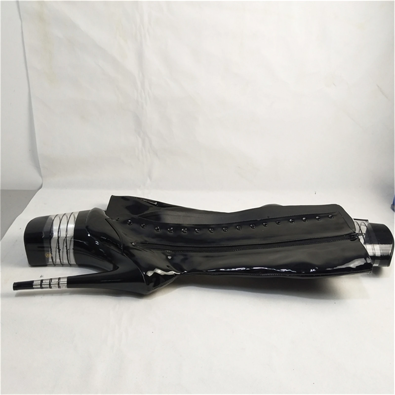 ​ حذاء بكعب عالٍ 20 سم باللون الأسود، حذاء برباط من الجلد اللامع مع كعب مخطط وفتحات معدنية، Punk Rock High B