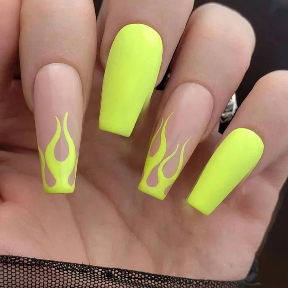 24 peças padrão de fogo amarelo imprensa em unhas falsas - formato de caixão longo - bailarina removível dicas de arte DIY