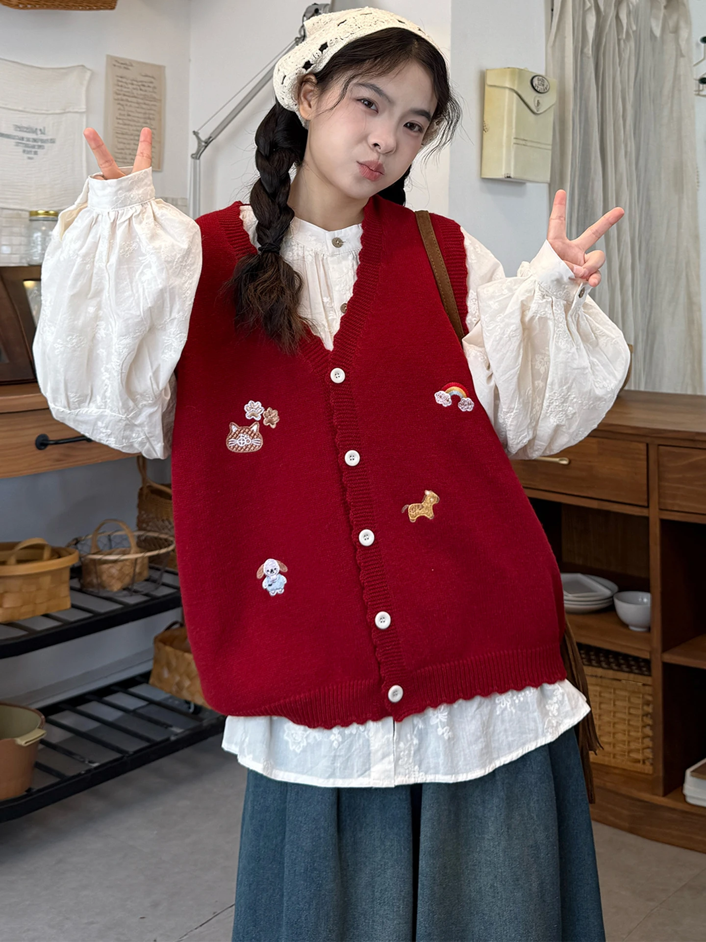 

Комплект из трех предметов: вязаный жилет с вышивкой и V-образным вырезом, свободные джинсы и футболка в корейском стиле для полных женщин. Весенняя мода.