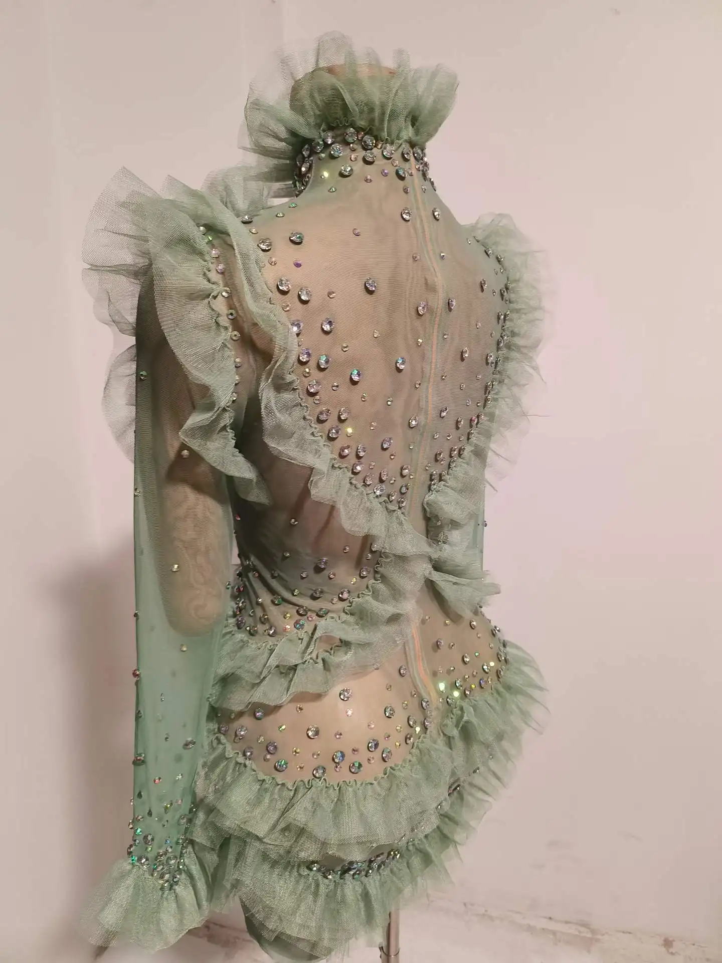 abito-da-palcoscenico-verde-a-rete-con-paillettes-e-strass-sul-petto-abito-sexy-modellante-color-moka-per-donna