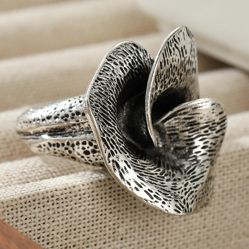Ästhetischer Minimalistischer Lotus-Ring für Damen, Handgefertigt, Elegant, Persönlich, für Bankette und Jahrestage, Einzigartiger Schmuck, Accessoires, Kunsthandwerk – Detail 7