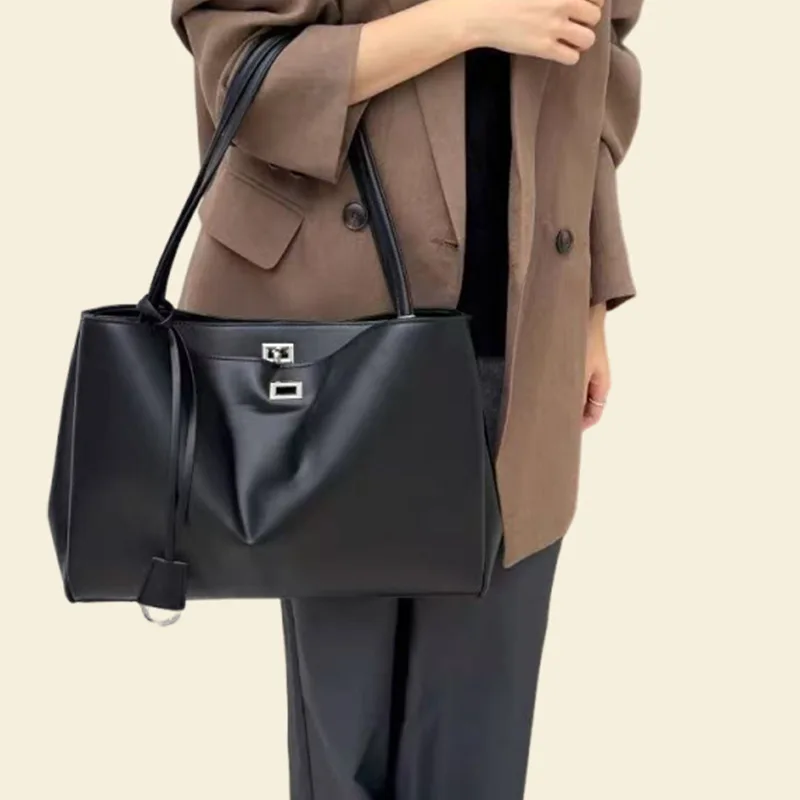 

2026 Fashion Personality Spring Horizontal Tote Bag Women's Large Capacity Premium Locked Leather Shoulder Portable Underarm Bag