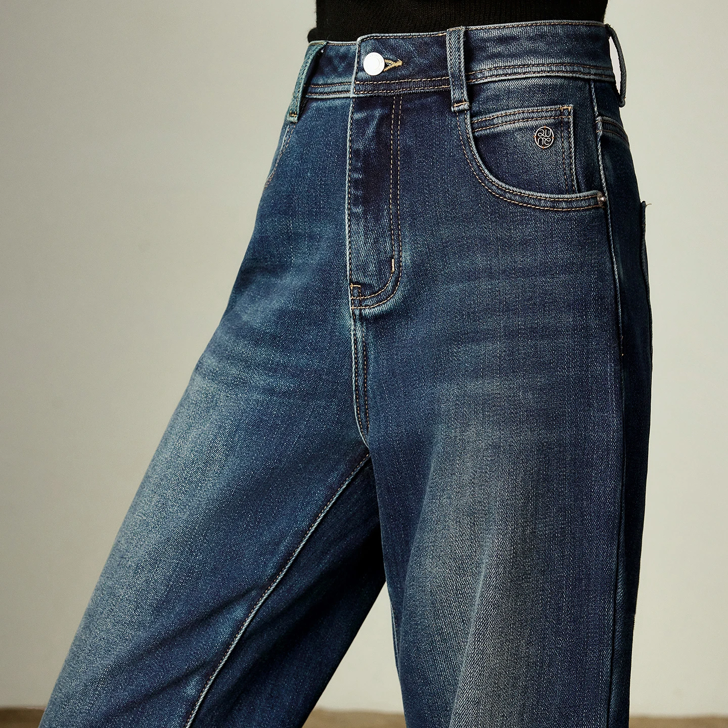 TOYOUTH سراويل البيض النسائية 2025 شتاء جديد مكبل الكاحل ليكرا مطاطا نحى اقتصاص بنطلون