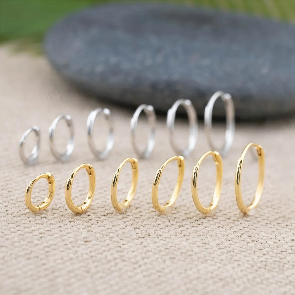 Mariasz Boucles d'oreilles créoles minimalistes en acier inoxydable ultra-fines de 1,6 mm pour femmes et hommes, empilables, petites, rondes, couleur or, bijoux Huggies