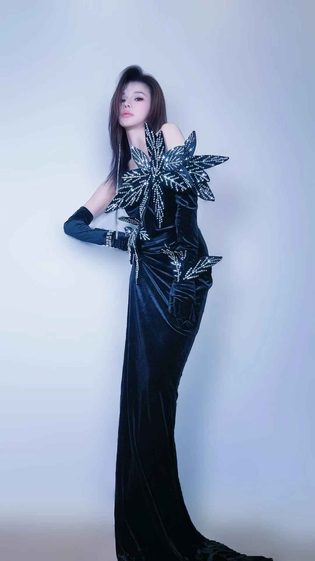 Elegante zwarte fluwelen avondjurk met hoge zijsplitten, zilveren strass strapless avondjurk met handschoenen, gala-gala-outfit Wutong