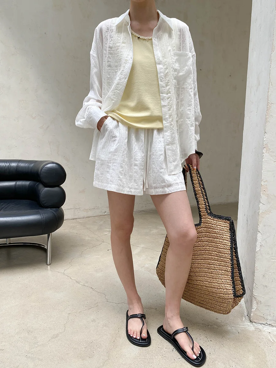 Sommerliches Damen-Set aus leichtem, atmungsaktivem, plissiertem Texturhemd und Shorts in unifarbenem Casual-Stil. – Detail 12