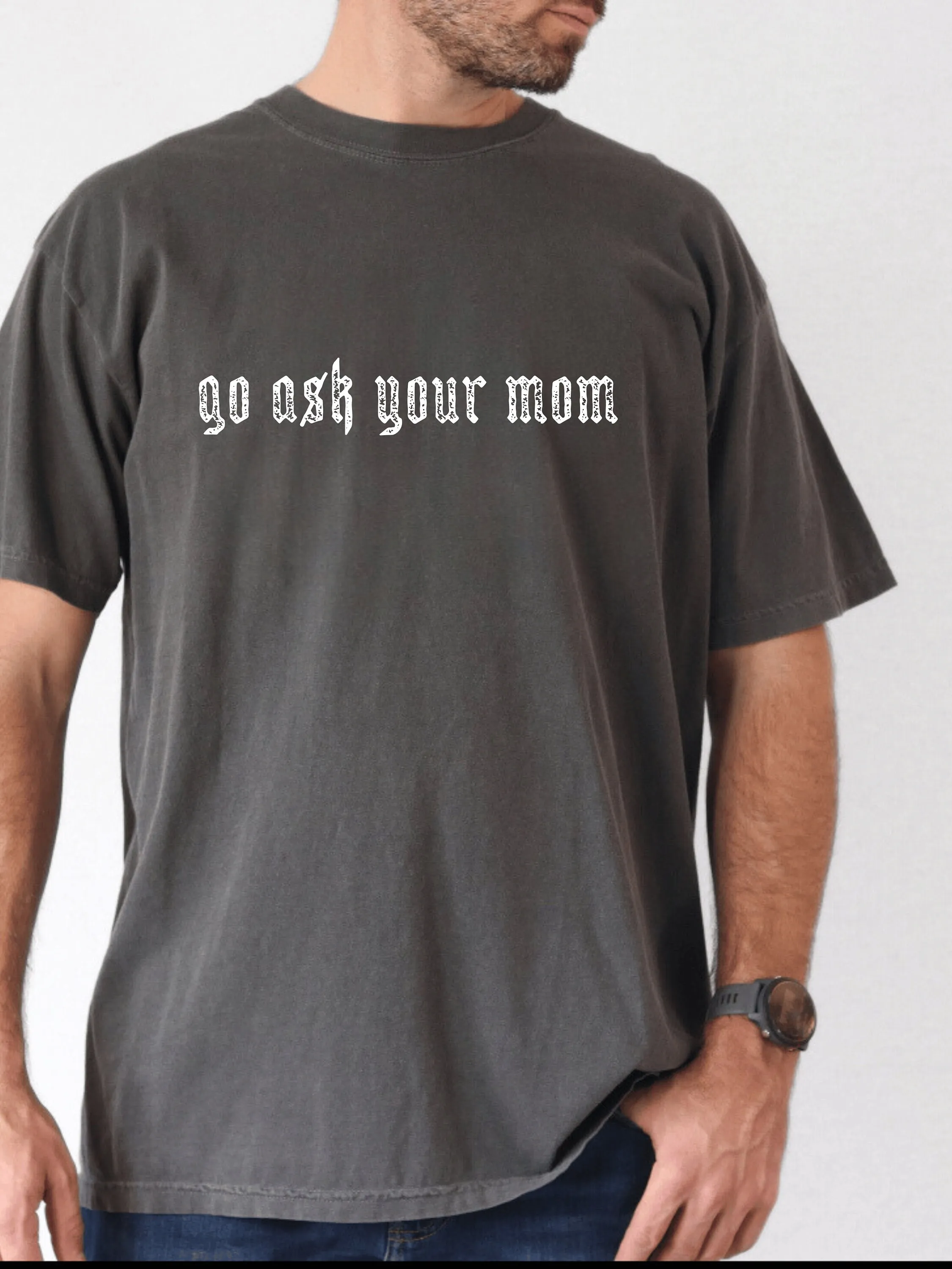 Футболка с надписью «Go Ask Your Mom»