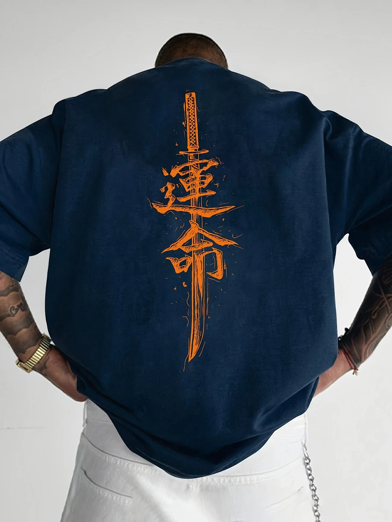 Ein kurzärmliges Herren-T-Shirt aus reiner Baumwolle mit aufgedrucktem japanischem Samurai-Schwertmuster, regulärer Stil, modisch – Detail 2