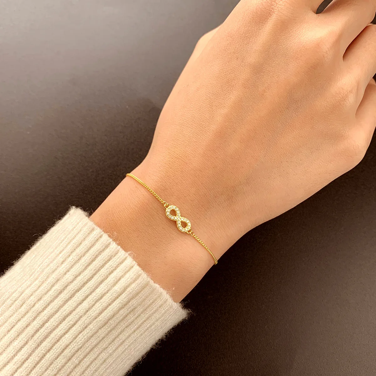 

S925 Sterling Silver Delicate Minimalist Inlaid Diamond Infinity Bracelet Exquisite Niche Wireless Loop Bracelet for Women