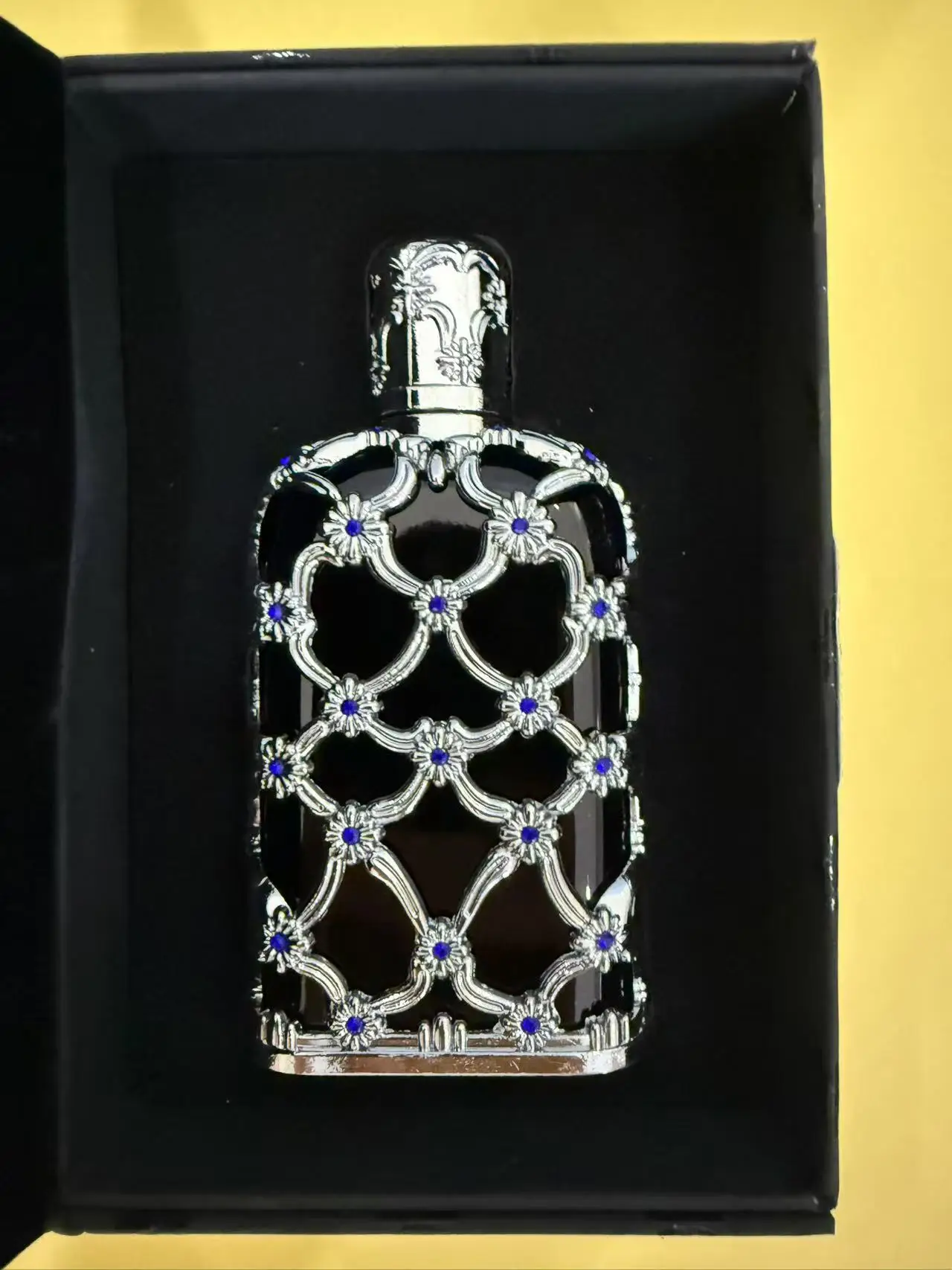 

Luxury Oud Saffron Eau de Parfum: 80ml Embellished Bottle, Spicy Woody Scent for Unisex