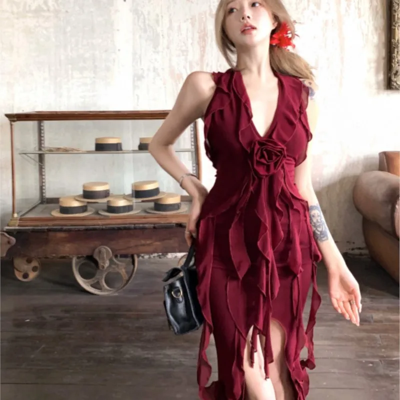 A elegant and light luxury vacation long dress with red neckline