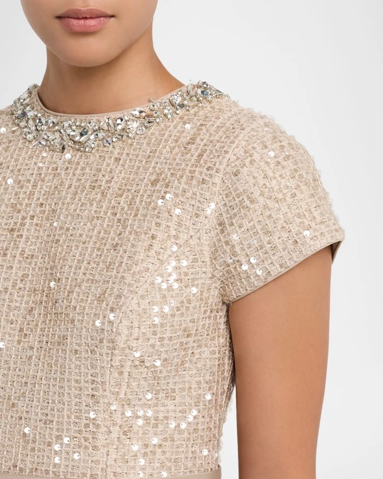 

Индивидуальные платья в современном стиле: атласные, с пайетками и стразами, с поясом, А-силуэт, с высоким воротником, длинные. Платья для особых случаев на заказ. Доступны разные размеры.