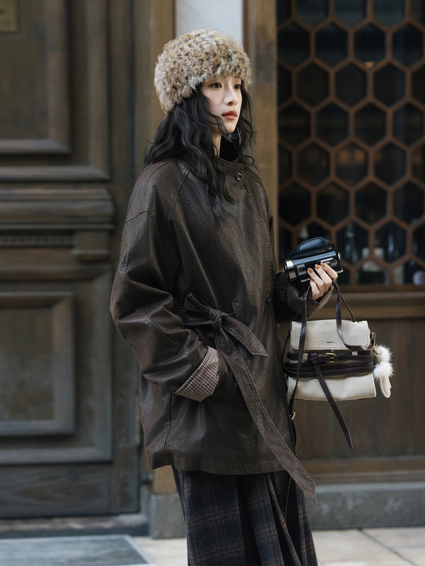 

Куртка из искусственной кожи с подкладкой из флиса, зимняя коллекция 2025, модная, в стиле ретро, кофейного цвета, с воротником-стойкой, универсальная, элегантная, средней длины