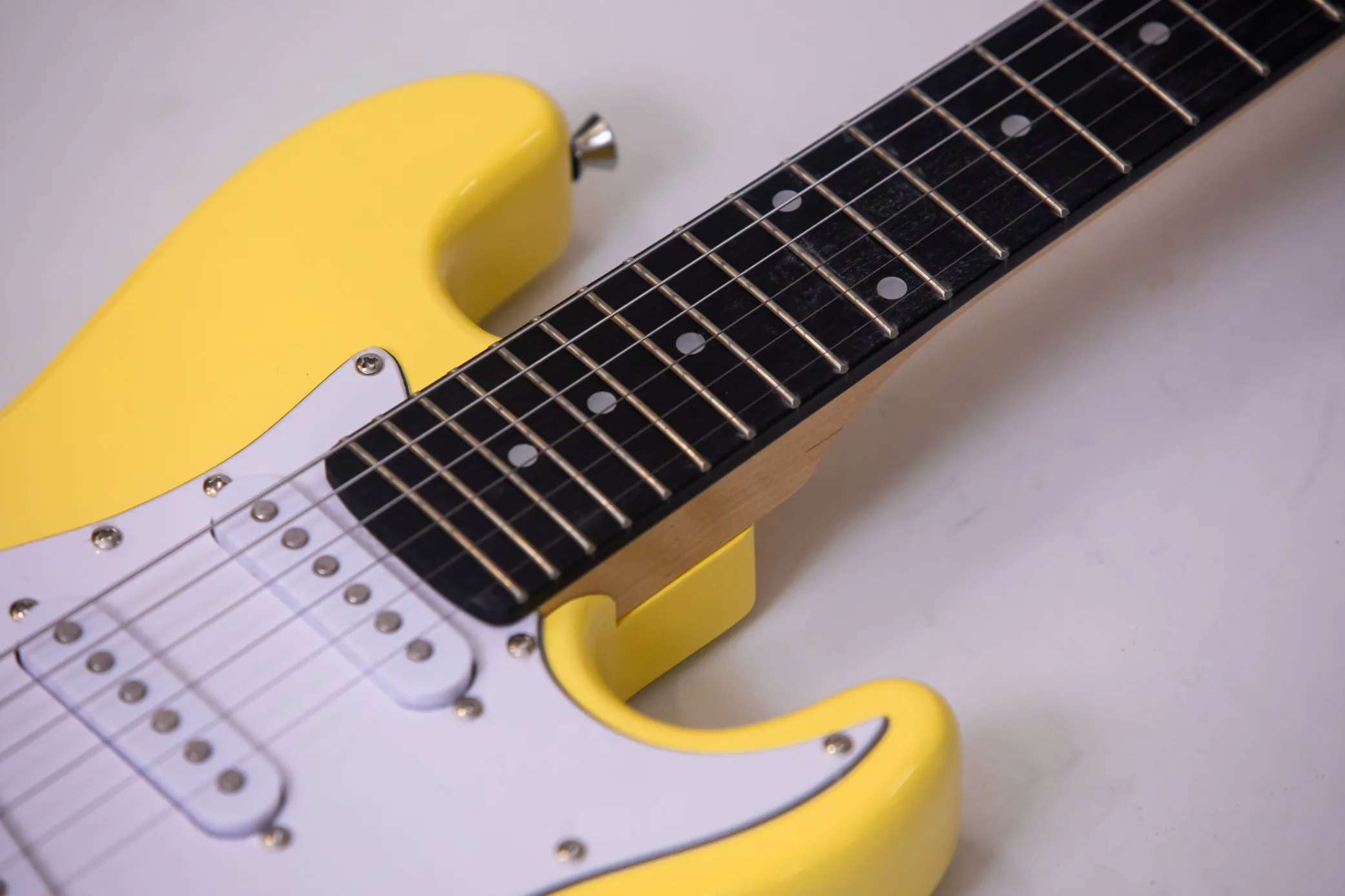 Pabrik langsung, kuning 21 produk Mini 6 senar gitar listrik, dapat disesuaikan, dalam stok, pengiriman ketika memesan.