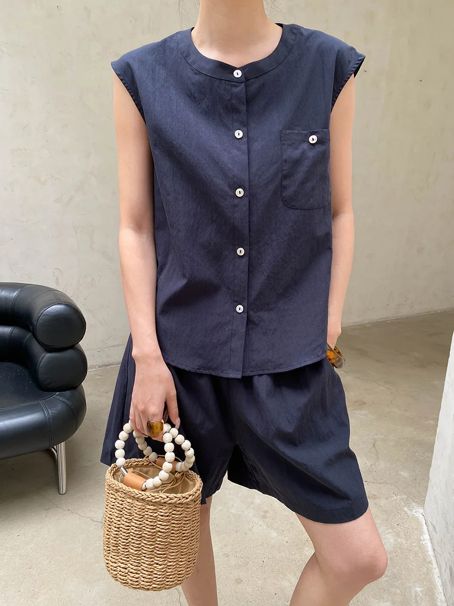 Sommerliches Damen-Set aus einfarbiger, ärmelloser Weste mit Rundhalsausschnitt und hochtaillierten Shorts für den Alltag – Detail 23