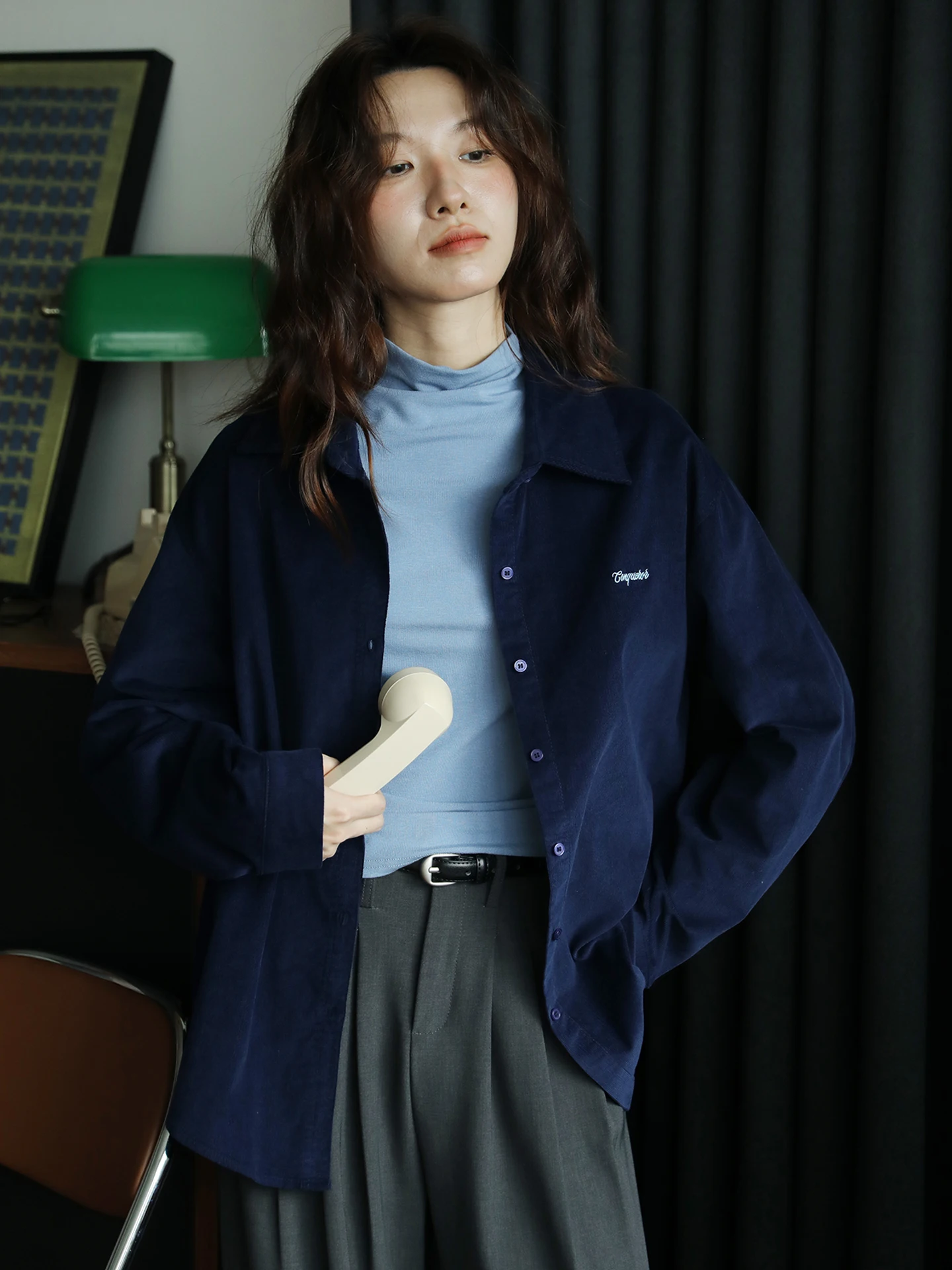 

Ретро-рубашка из бархата с длинным рукавом для женщин, свободная верхняя одежда с вышивкой букв, классический воротник, детали на пуговицах, хлопок